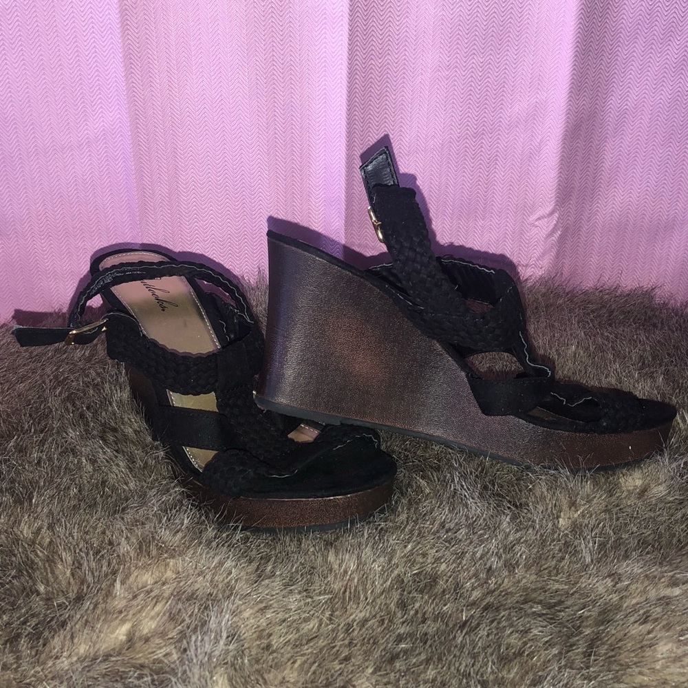 Black wedges